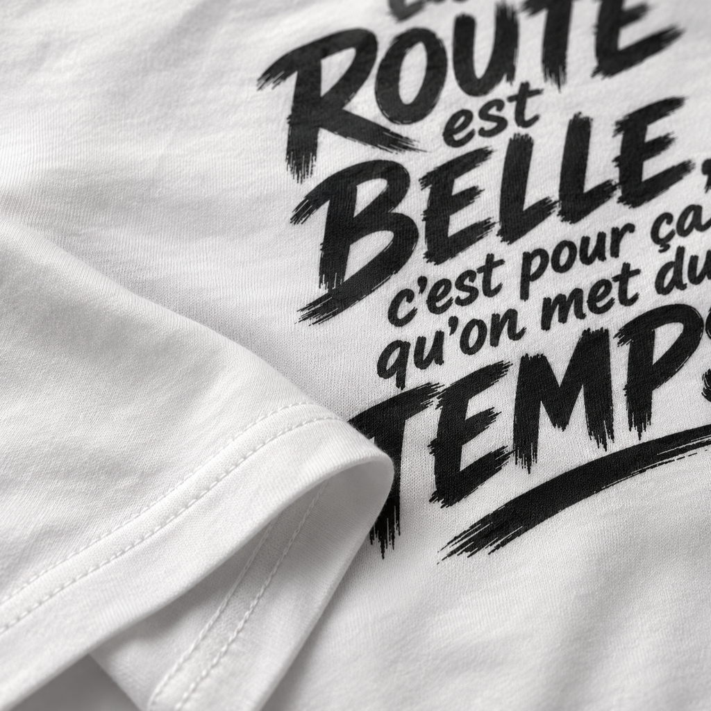 T-shirt Signature Blanc – La route est belle, c’est pour ça qu’on met du temps