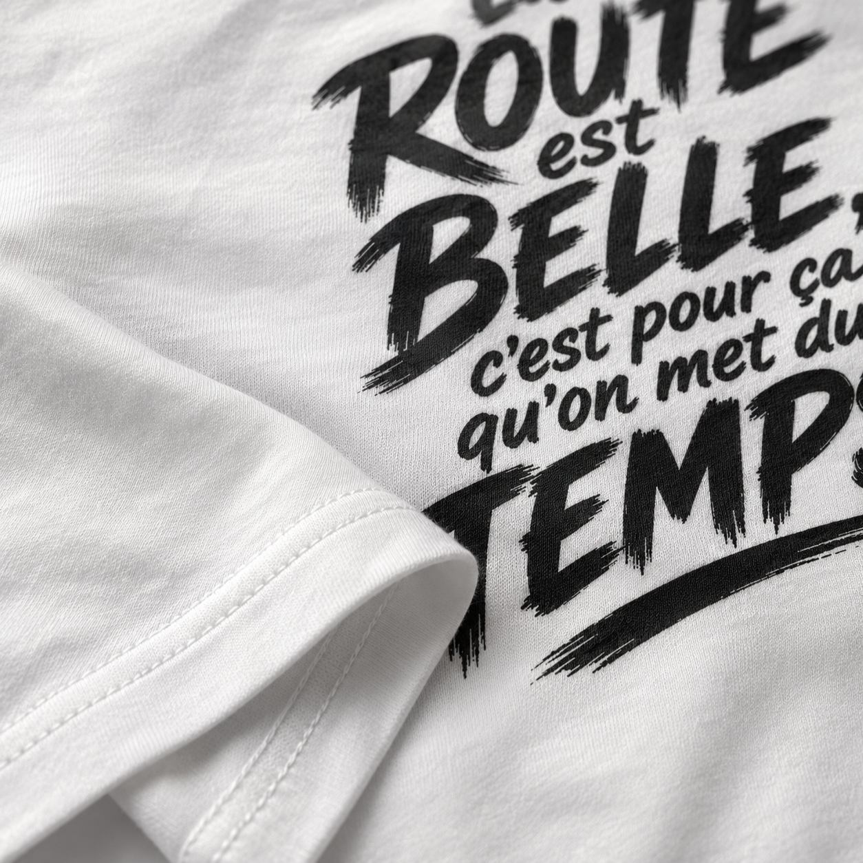 T-shirt Signature Blanc – La route est belle, c’est pour ça qu’on met du temps