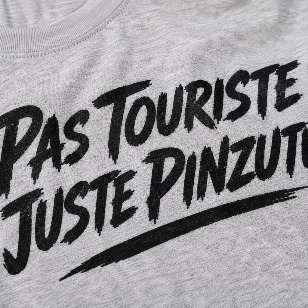 T-shirt Signature — Pas Touriste, Juste Pinzutu