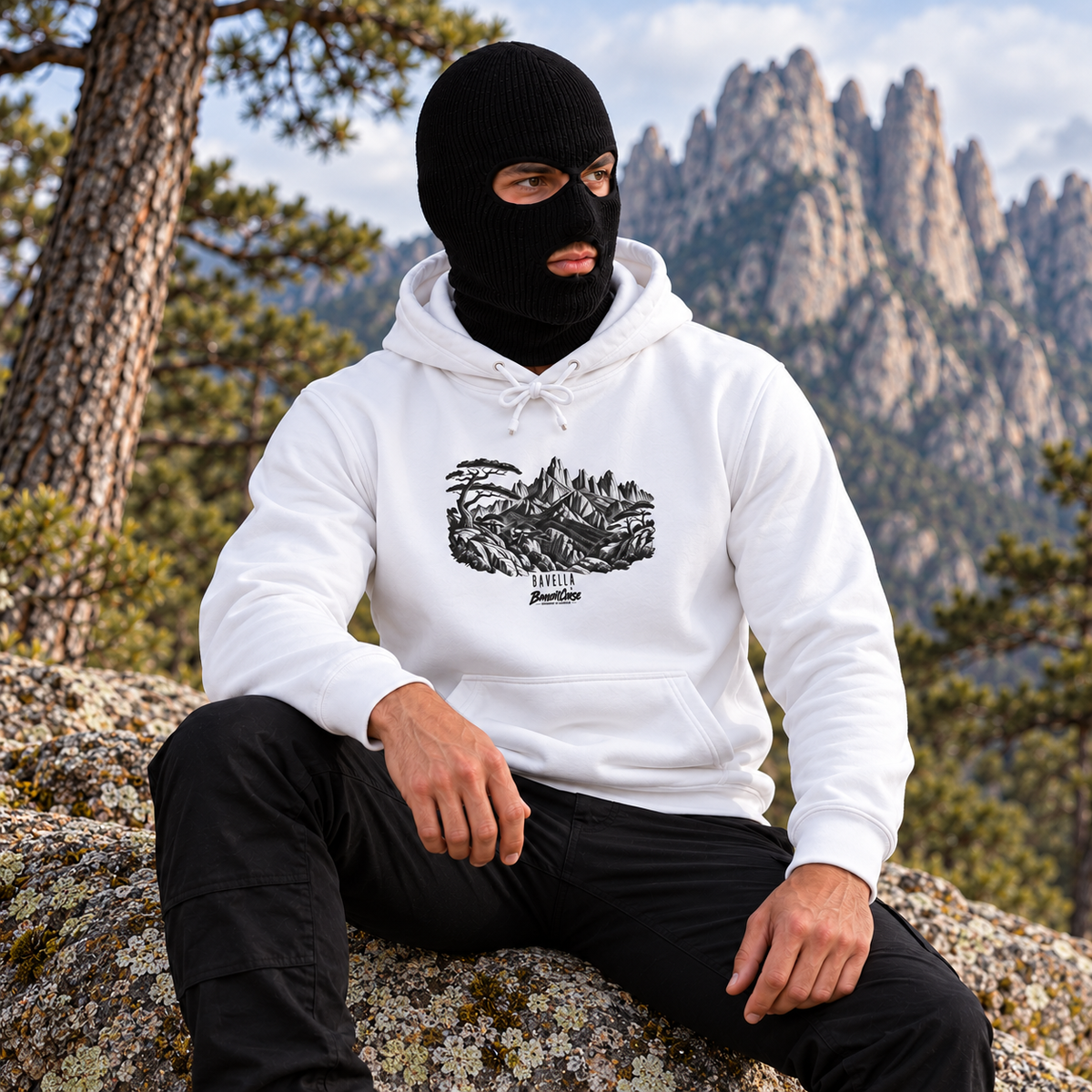 banditcorse-sweat-bavella--blanc--05-lifestyle-assis.png | Sweat bavella blanc — visualisation numérique