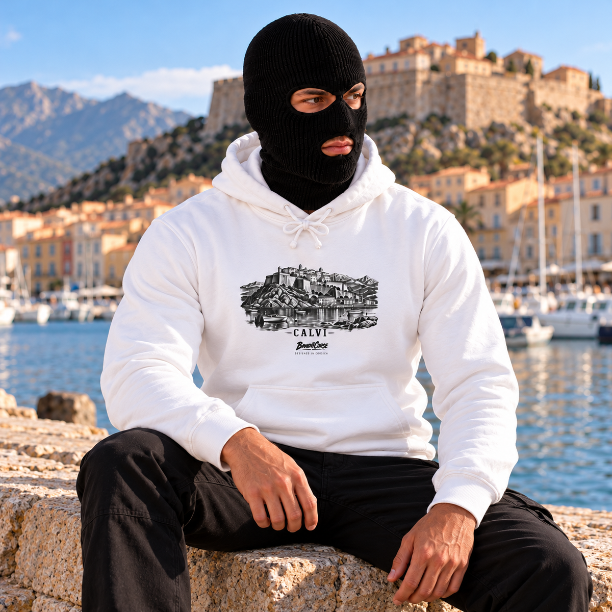 banditcorse-sweat-calvi--blanc--05-lifestyle-assis.png | Sweat calvi blanc — visualisation numérique