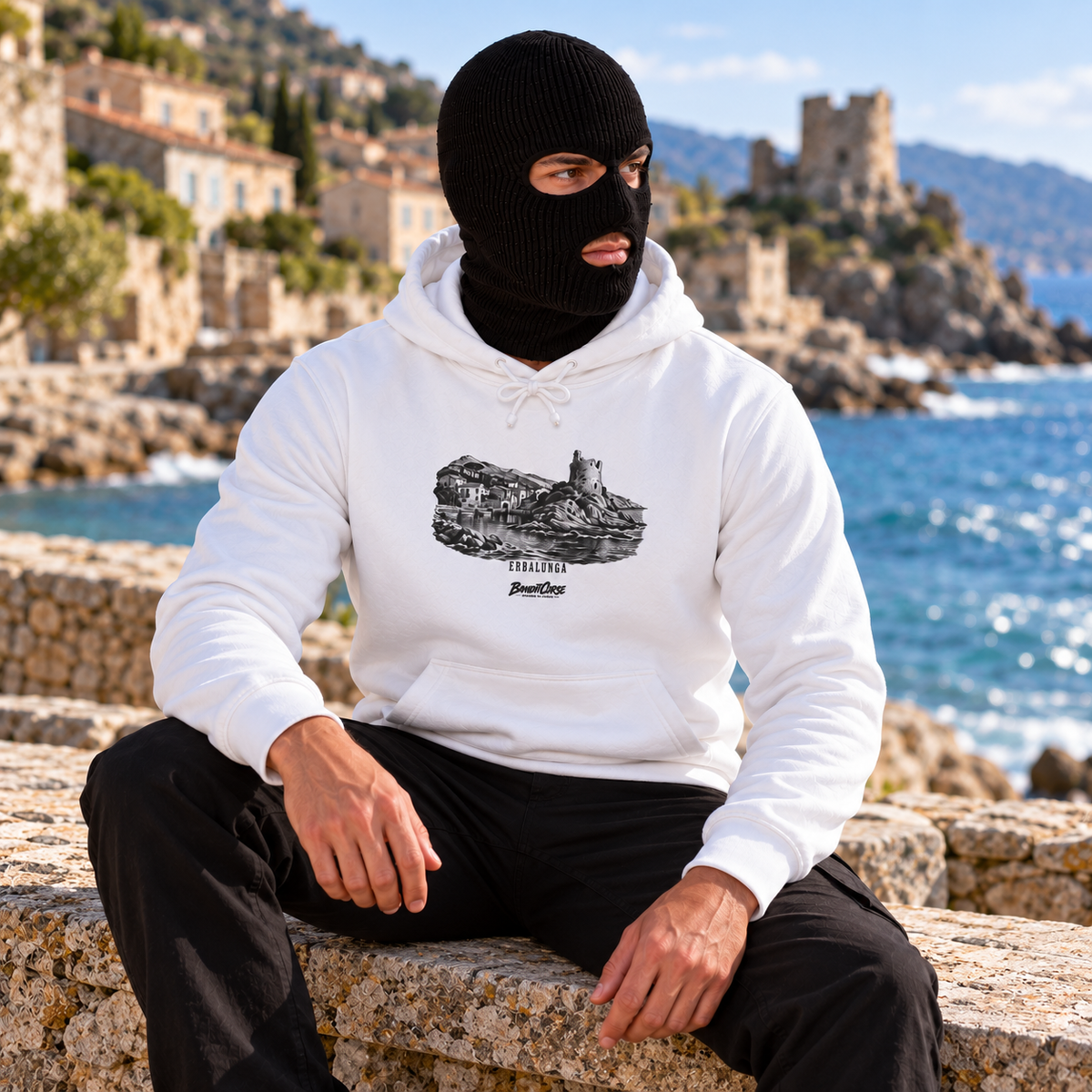 banditcorse-sweat-erbalunga--blanc--05-lifestyle-assis.png | Sweat erbalunga blanc — visualisation numérique
