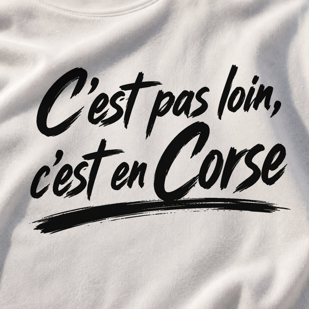 T-shirt Signature — C’est pas loin, c’est en Corse