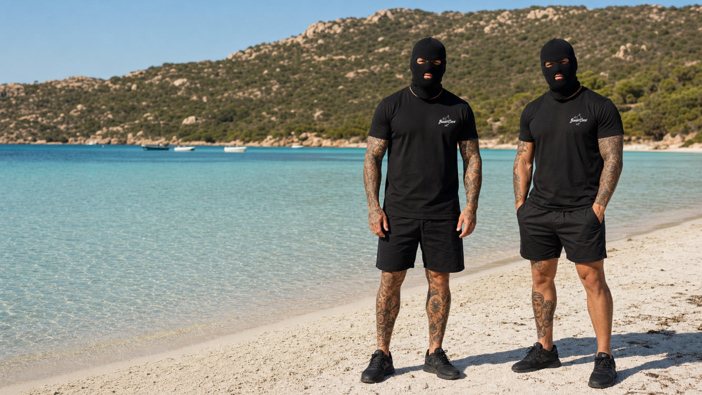 Les deux Bandits en tenue d’été portant un t-shirt noir BanditCorse en Corse